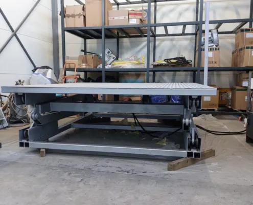 Scissor mechanism under the platform