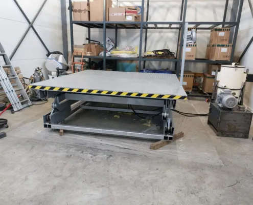 Platform and hydraulic power unit in the workshop
