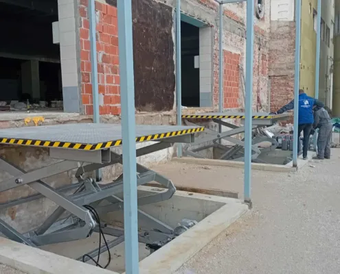 On-site installation of a platform in a pit
