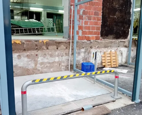 Platform flush with the floor, with a guard rail