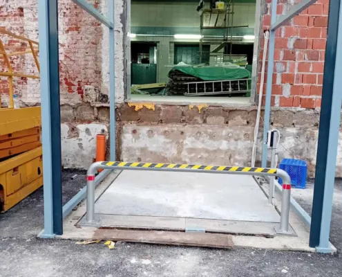 Lowered platform with a guard rail at a building entrance