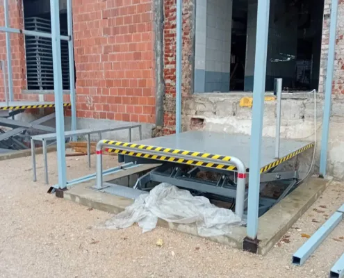 Platform installed at an entrance, with a safety frame