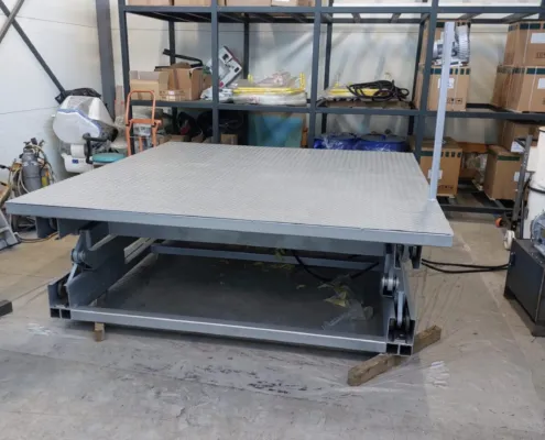 Platform in the workshop, front view