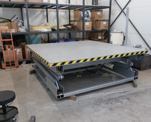 Platform with safety edge marking