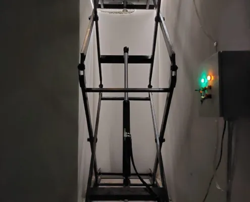 Double scissor lift in a narrow shaft