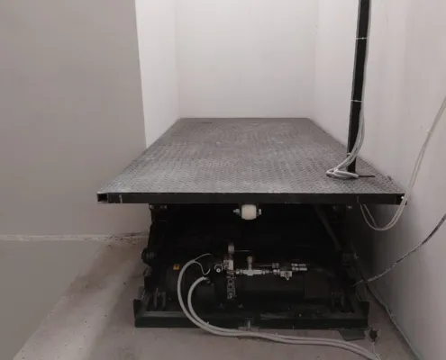 Lowered platform with the hydraulic unit underneath