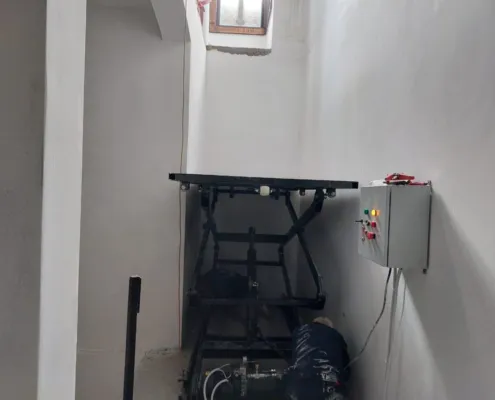 Assembly of a scissor lift platform on site
