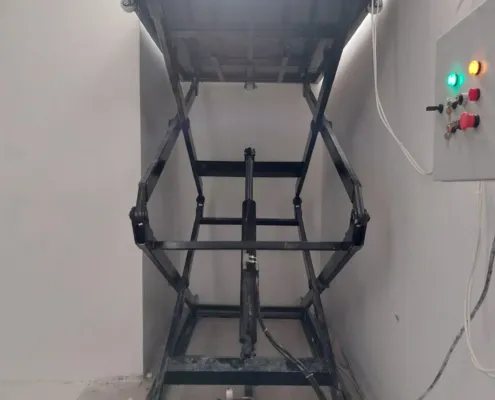 Scissor arms and hydraulic cylinder of a raised platform