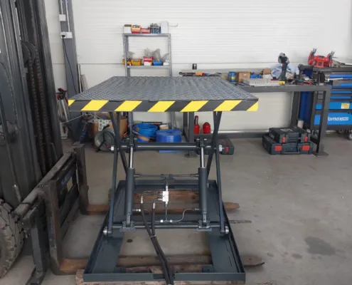 Smaller platform with hydraulic cylinders in the workshop