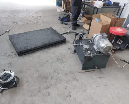 Platform lowered to the floor next to the hydraulic power unit