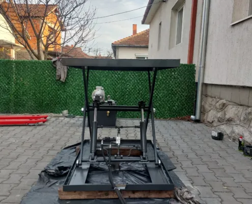 Small platform with built-in power unit, in the yard