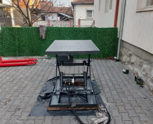 Small platform raised outside the workshop
