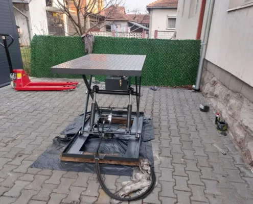 Small platform with hydraulic hoses, front view