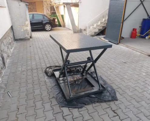 Small scissor lift platform, side view