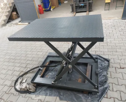 Scissor arms and cylinder of a small platform