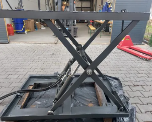 Detail of the scissor arms and hydraulic cylinder