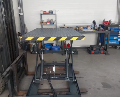 Smaller platform with yellow and black edge in the workshop
