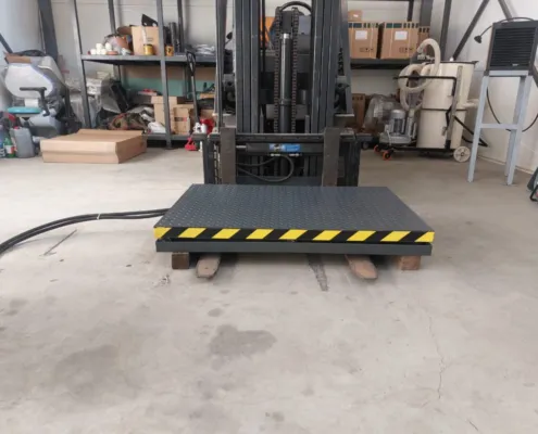 Small platform lowered on a pallet