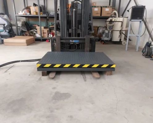 Small platform in the lowered position