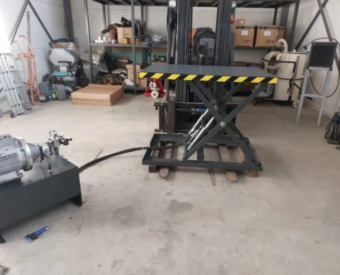 Small platform connected to its hydraulic power unit