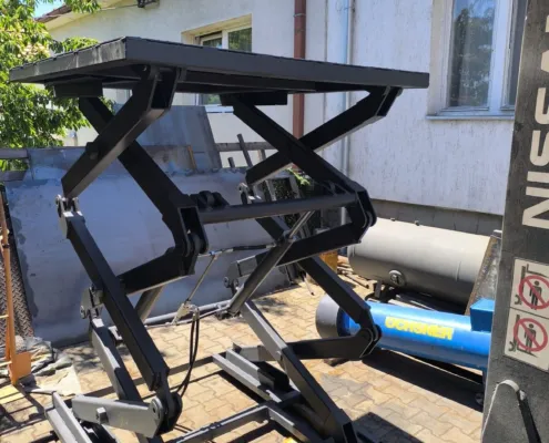 Raised double scissor lift platform, side view