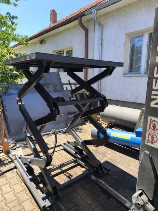 Raised double scissor lift platform, side view