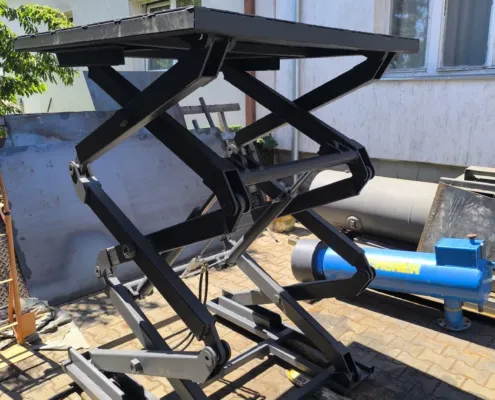 Double scissor mechanism of the hydraulic platform, angled view