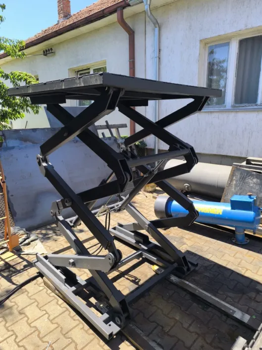 Double scissor mechanism of the hydraulic platform, angled view