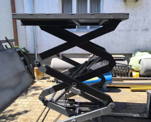 Double hydraulic scissor lift platform in the raised position