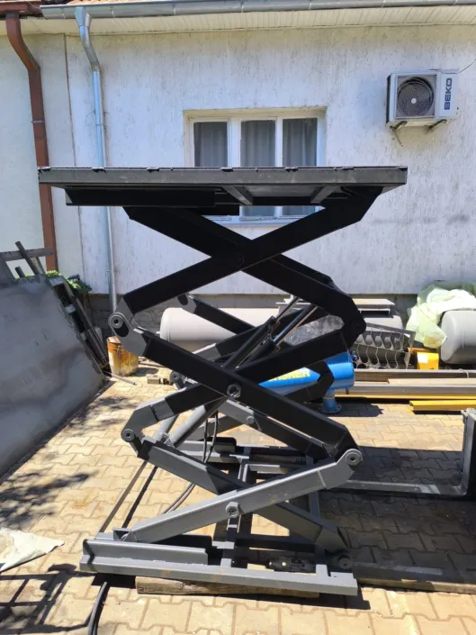 Double hydraulic scissor lift platform in the raised position