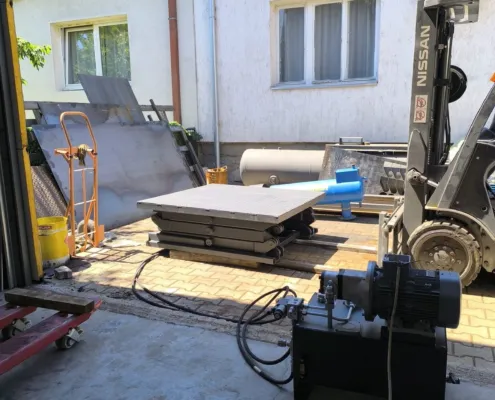 Scissor lift platform with its hydraulic power unit