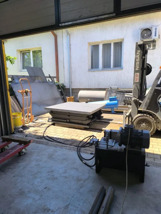 Scissor lift platform with its hydraulic power unit