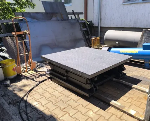 Lowered scissor lift platform with hydraulic hoses