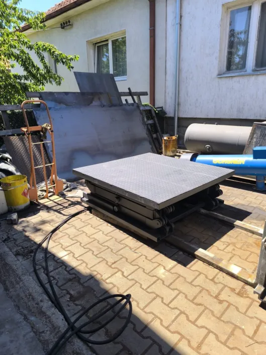 Lowered scissor lift platform with hydraulic hoses
